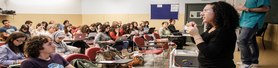 Intèrpret de LSE en una classe