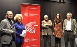 Els participants en la presentació del llibre sobre els escrits de teatre de Josep Lluís Sirera.