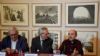  La Universitat de València ha presentado en el centro cultural la Nau la exposición de Xisco Mensua “No return”, en la que el pintor reflexiona sobre la irreversibilidad del tiempo y la muerte. En la presentación han intervenido Xisco Mensua, que también es comisario de exposición; el vicerrector de Cultura e Igualdad, Antonio Ariño; y el director de actividades de la colección Martínez Guerricabeitia, José Pedro Martínez. La exposición se puede visitar hasta el 17 de septiembre. 